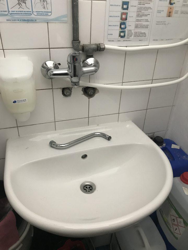 Zázemie - poškodená vodovodná batéria v predsieni WC