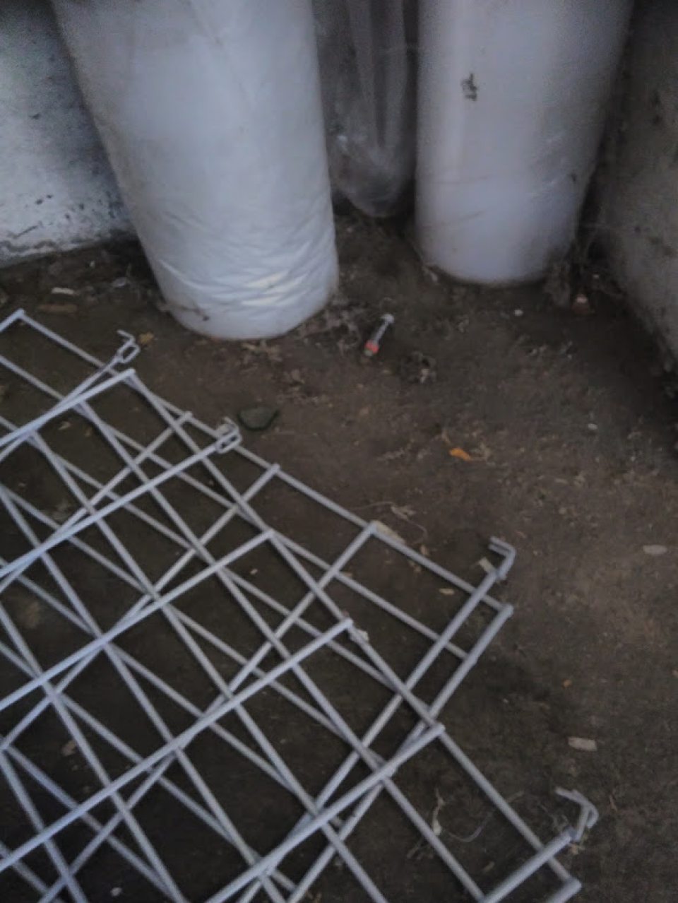 Znečistená podlaha naľavo od vstupu na rampu