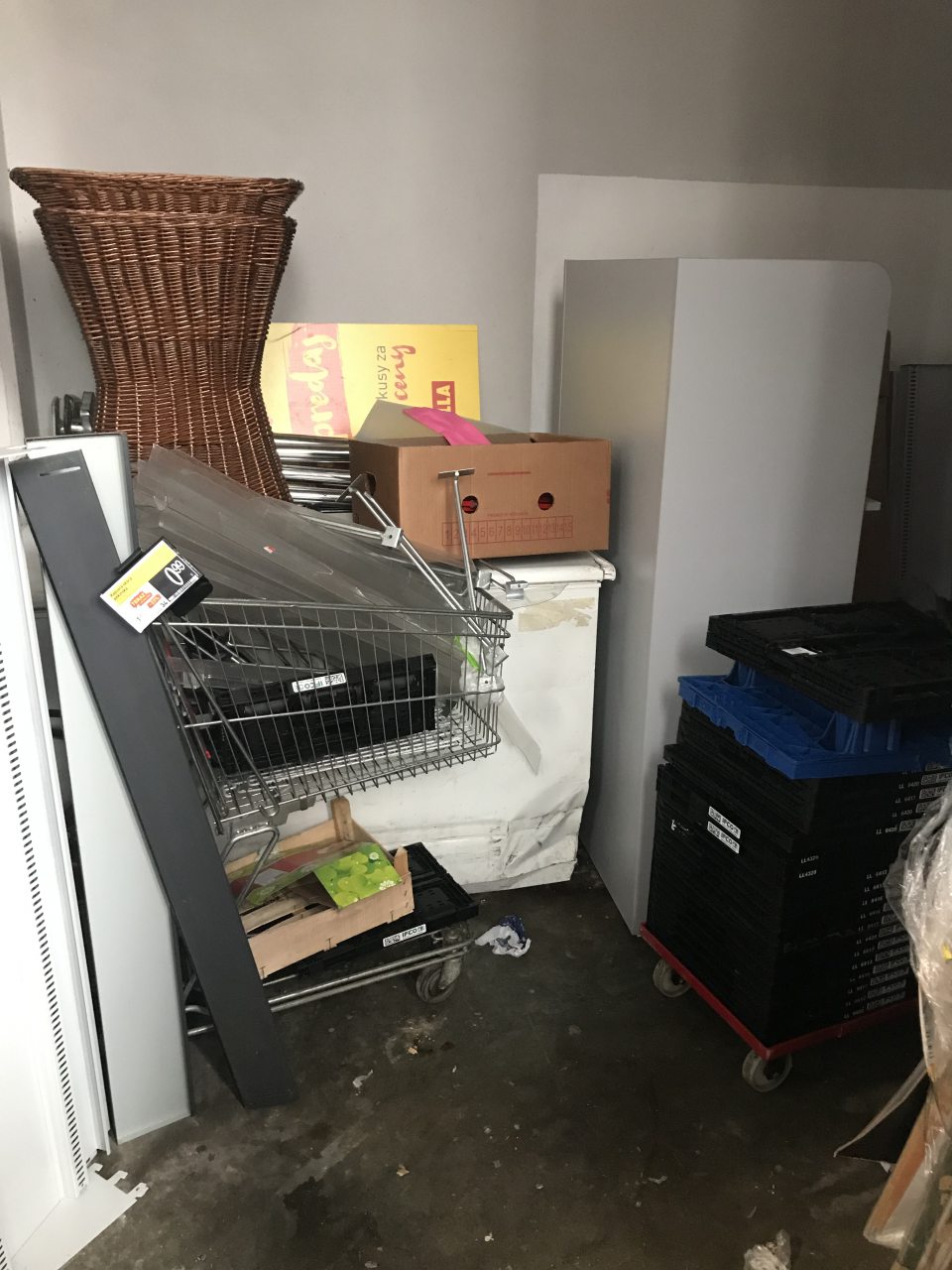  Skladovanie väčšieho množstva nepotrebných vecí v okolí a a na kafilerickom boxe 