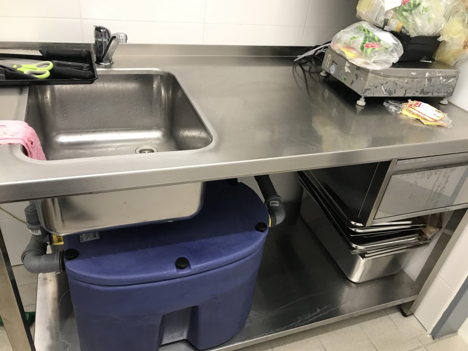 - Nie je vytvorený dostatočný priestor na skladovanie nerezových tácok v prípravovni teplého pultu