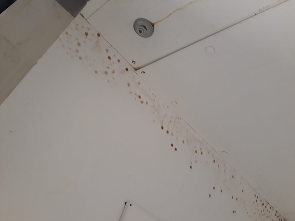 - Znečistený strop chladiaceho zariadenia v sklade