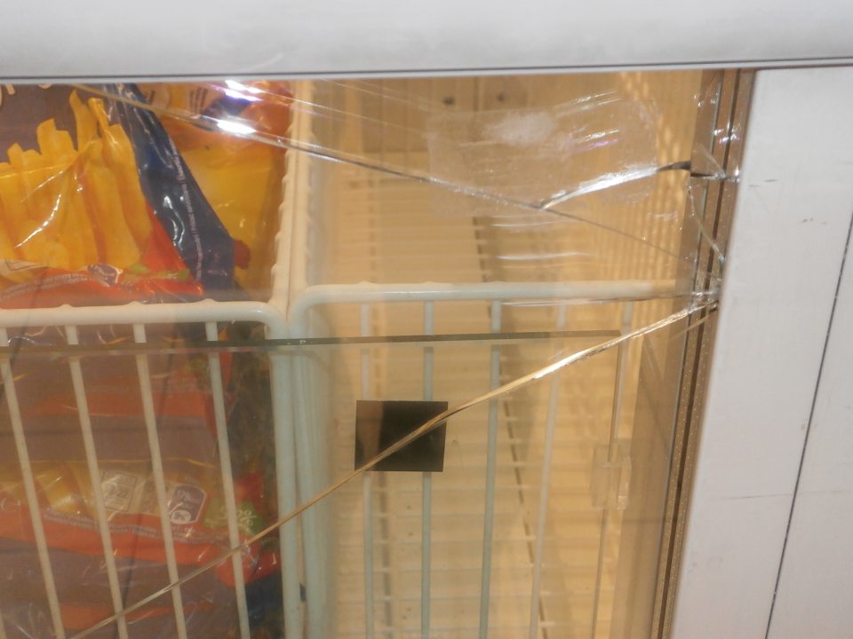 Predajňa-rozbité bočné sklo na mraziacej vani pri hranolkoch