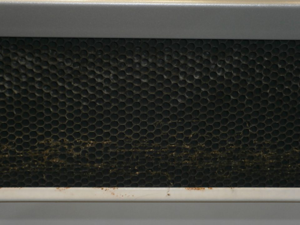 Predajňa-chladnička so syrmi a nátierkami-znečistená odvetrávacia mriežka