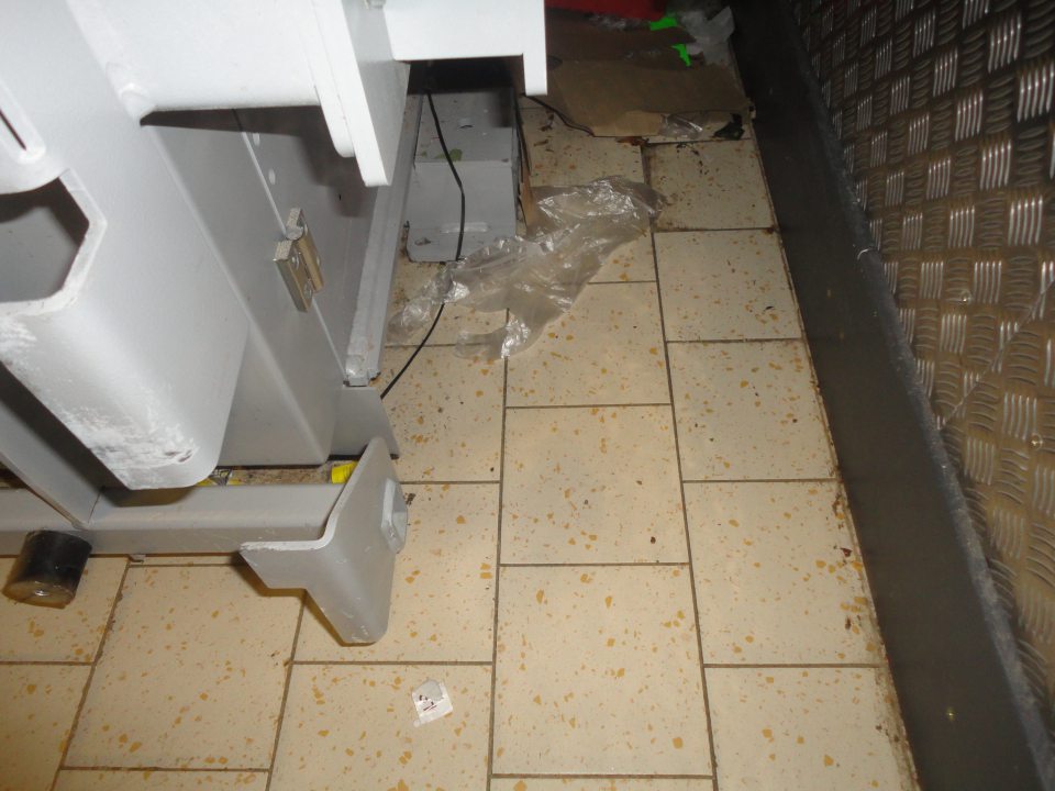 Znečistená podlaha pri lisovacom stroji