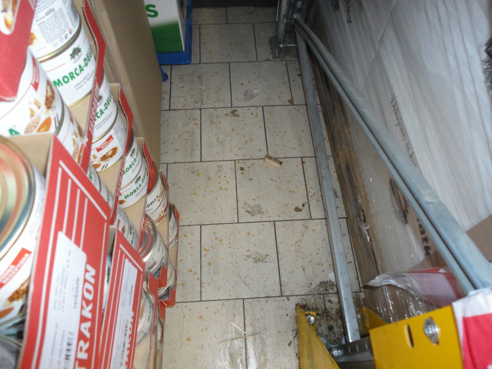 Znečistená podlaha medzi paletami