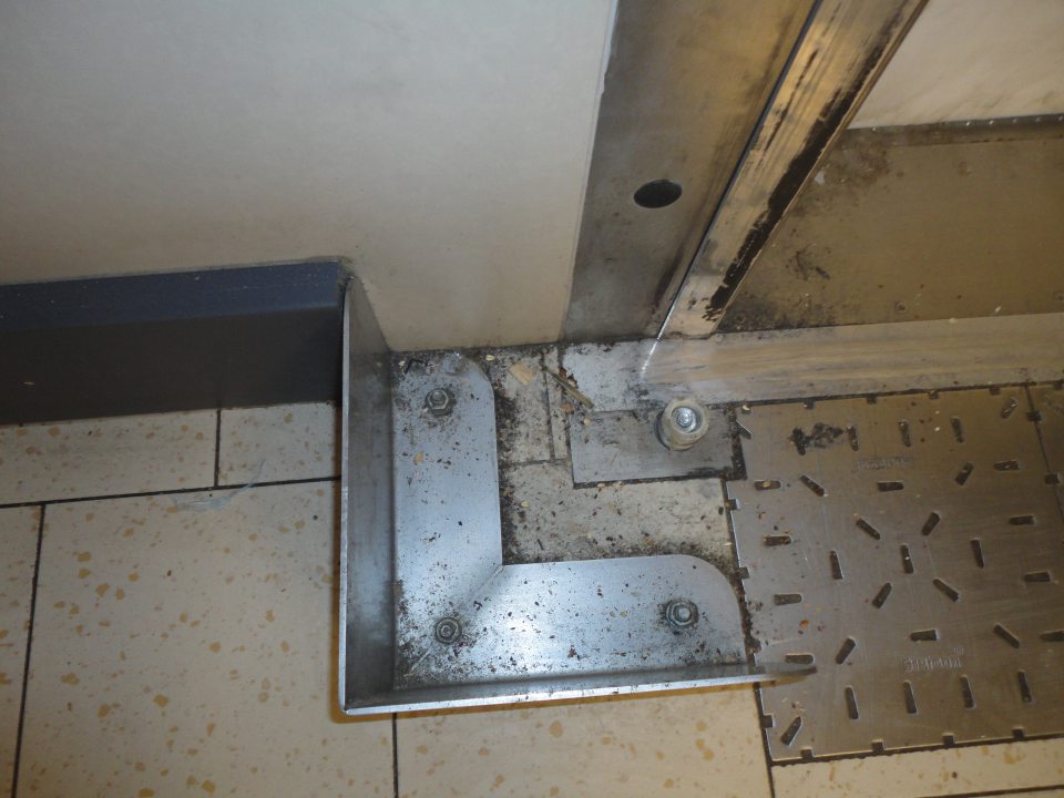 Znečistená podlaha okolo vstupných dverí do mraziaceho boxu v priestore dopekania pekárskych výrobkov