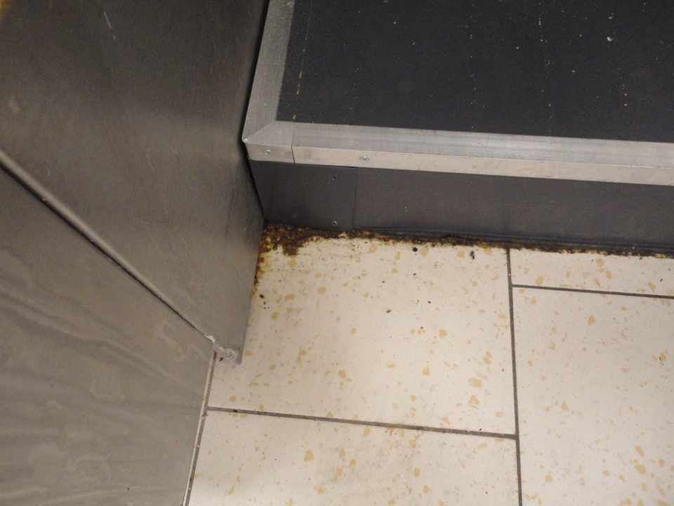 Znečistená podlaha okolo pecí v priestore dopekania pekárskych výrobkov