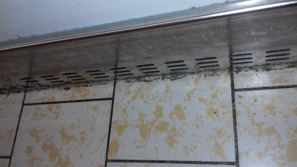 - Predajňa - znečistená podlaha pri mraziacich zariadeniach.