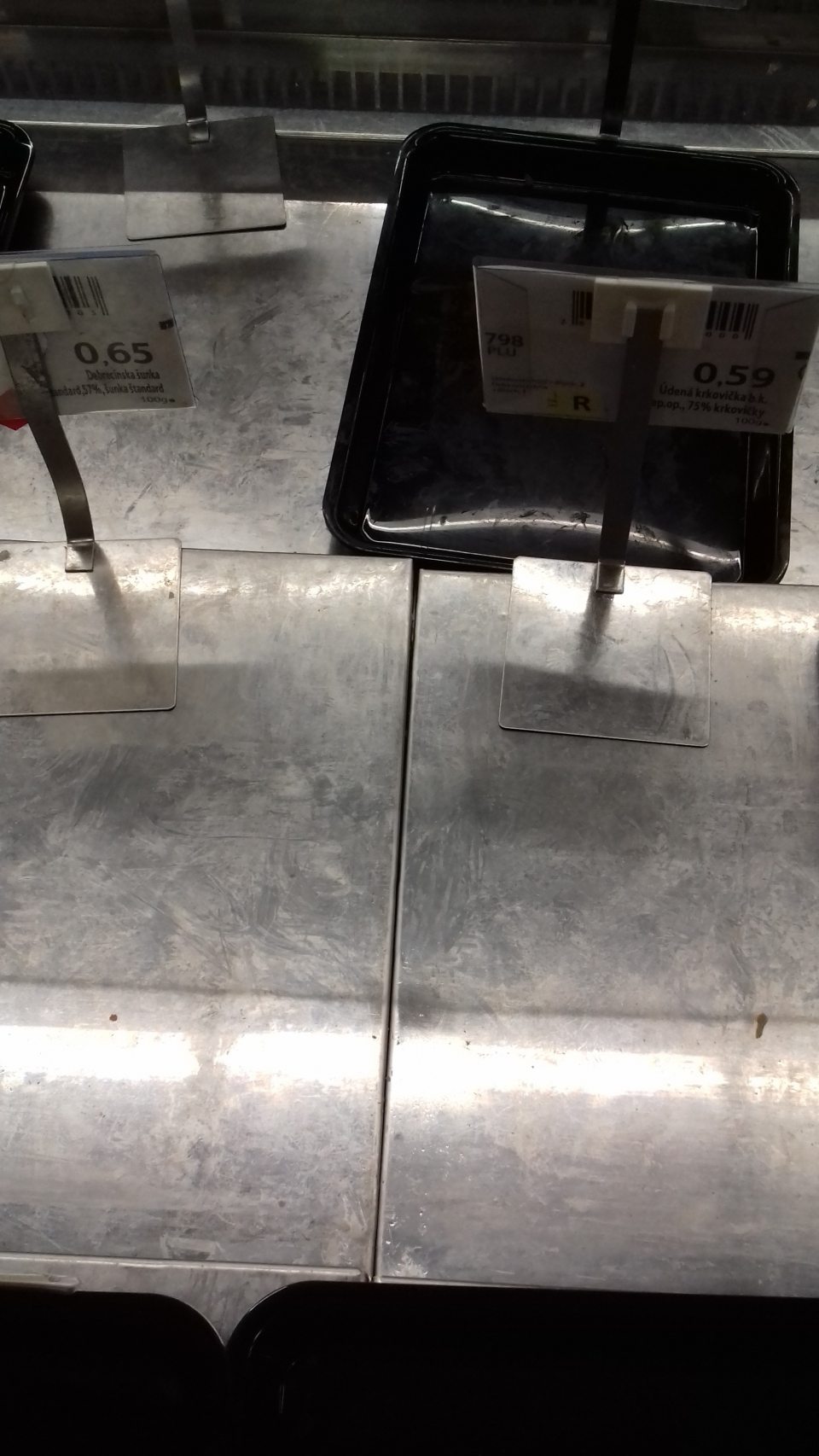 Predajná plocha - znečistené ložné plochy chladiacej vitríny s krájanými mäsovými výrobkami