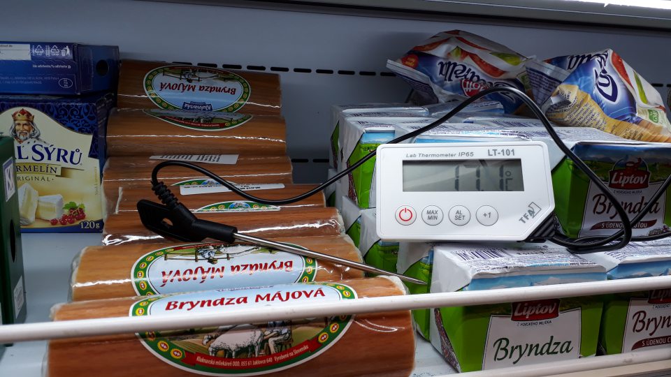 Nedodržané teplotné podmieky skladovania v chladiacej vitríne mliečnych výrobkov v predajni