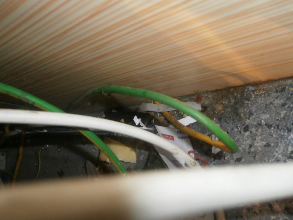 Znečistená podlaha na ťažšie dostupných miestach v predajni