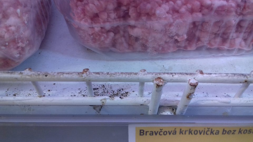 Korózia ložnej plochy a kovových regálov v chladničke na mäsové výrobky na predajnej ploche