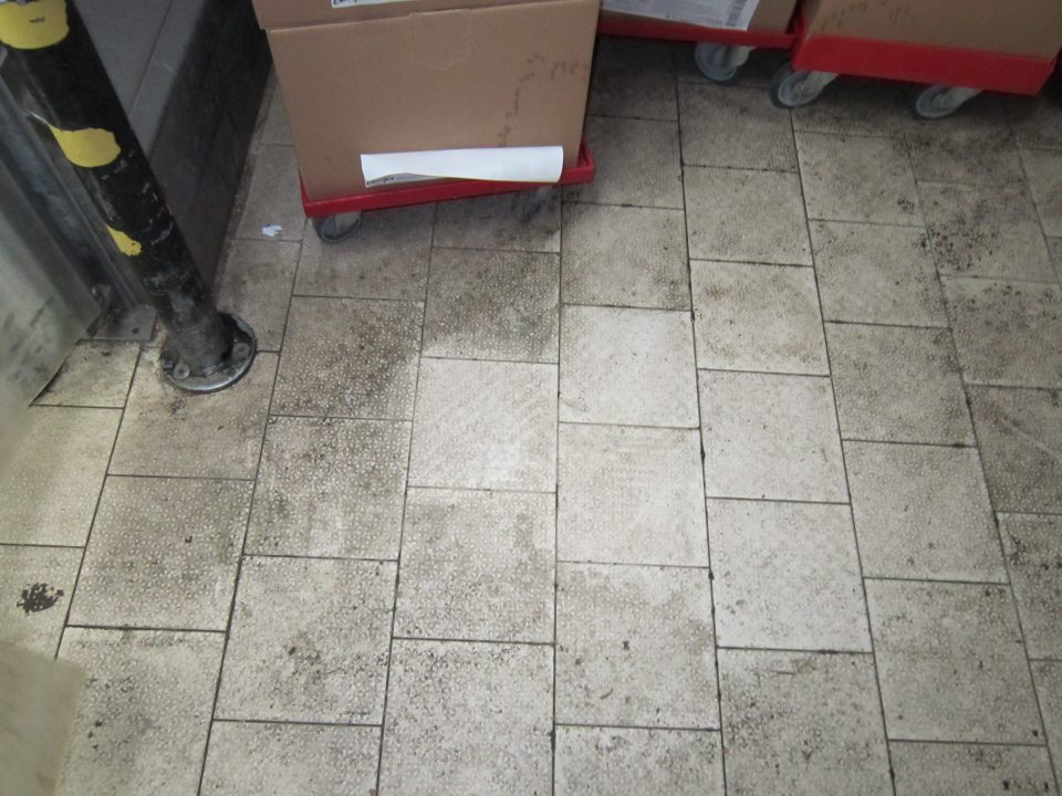 znečistená podlaha mraziaceho boxu v zázemí predajne