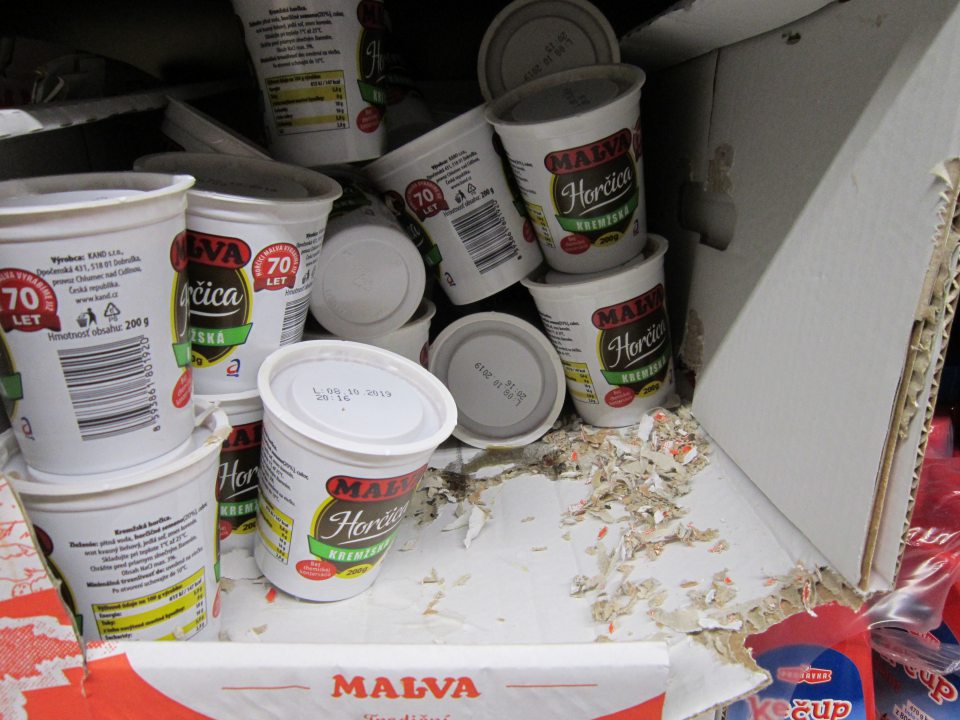 vystavovanie tovaru v kartónovej krabici poškodenej hlodavcami a zistená prítomnosť trusu hlodavcov