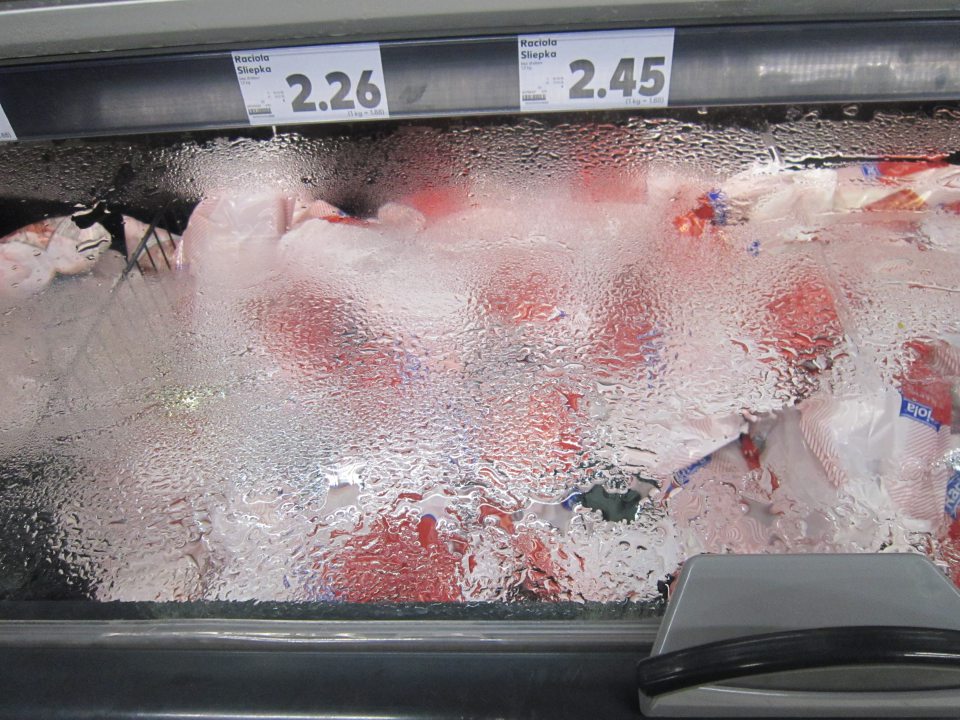 posuvné dvierka mraziacich zariadení znečistené niekoľko milimetrovou vrstvou vody