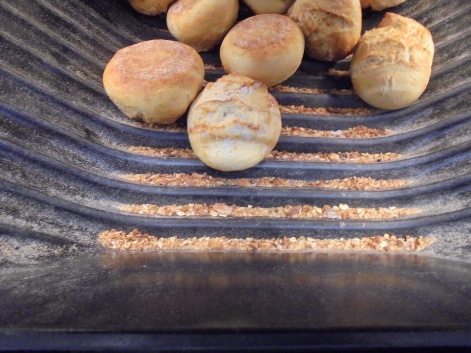 V násypnikoch usadené nadmerné množstvo pekarských odrobiniek.