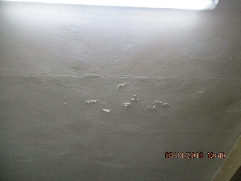 výrobná miestnosť v časti s kysiarňou na strope pri kysiarni poškodený (olupujúci sa) hygienický náter v rozsahu cca 60x20 cm