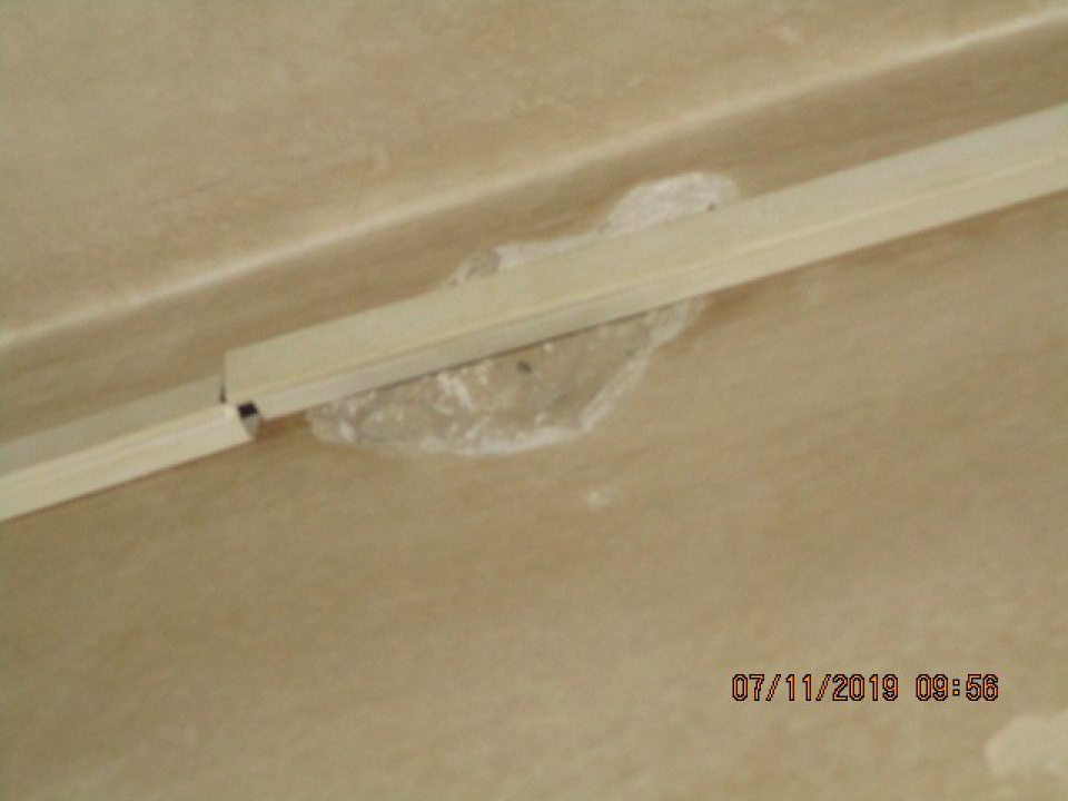 v prechodovej chodbe ( od vstupu z časti s výrobňou ľadu) stena vpravo pod plastovo lištou poškodená (výmoľ v stene cca 8x8 cm