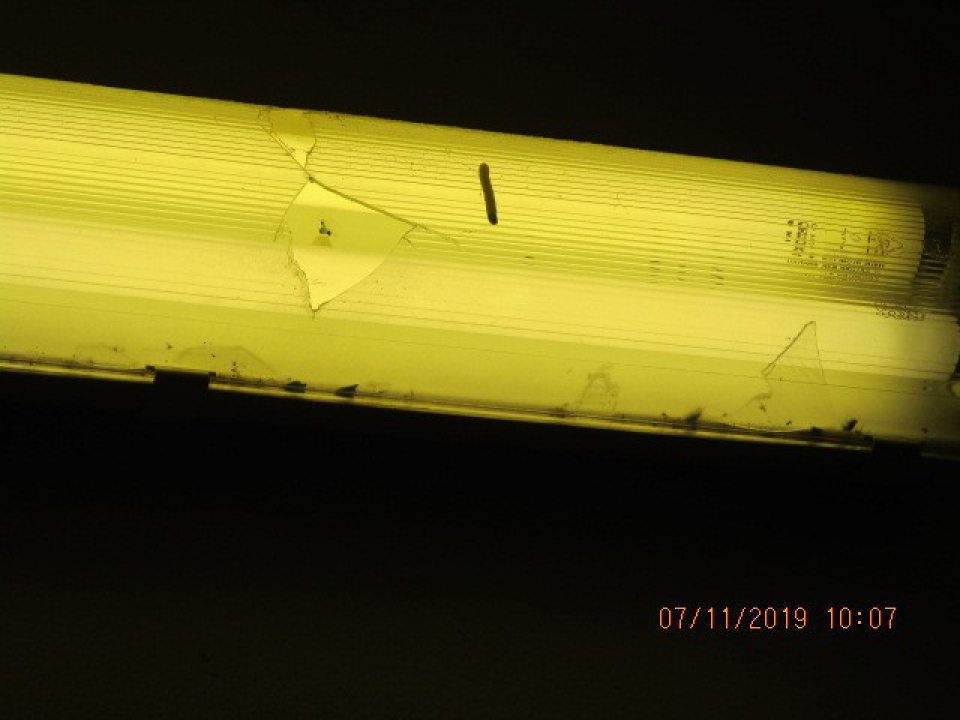 v skladovacom priestore so silami nad vstupnými dverami z vonkajšieho prostredia bol poškodený (rozbitý ) plastový kryt svietidla v pravej časti v rozsahu cca 10x3 cm