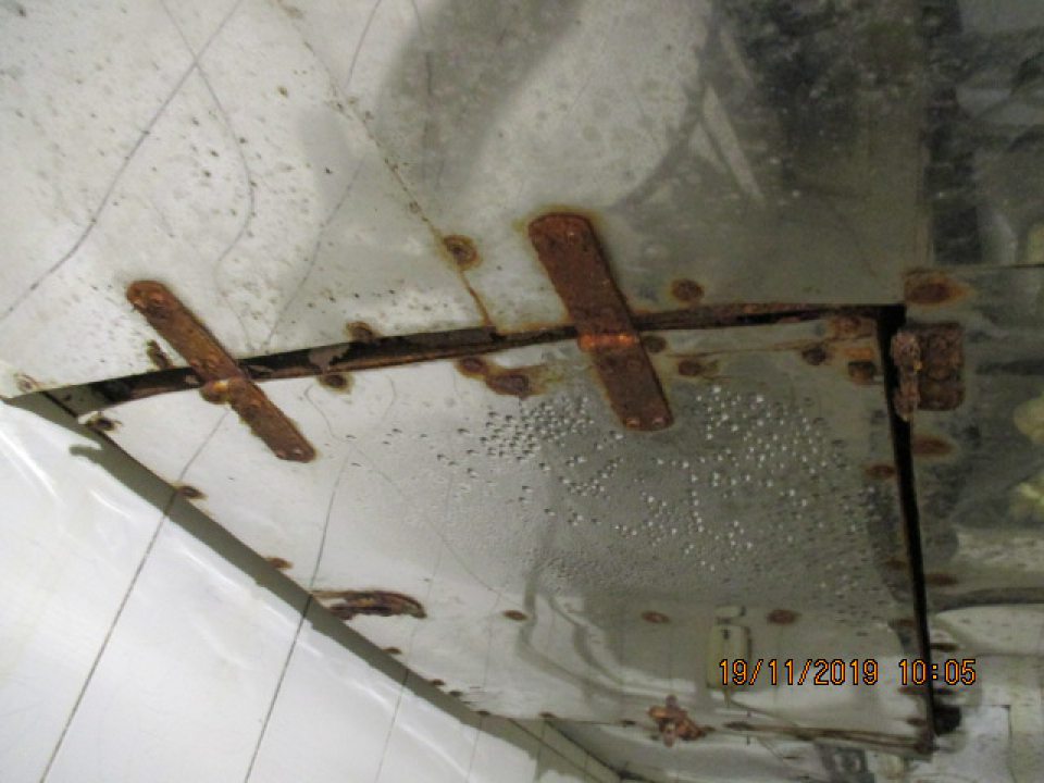Výskyt korózie kovových spôn v kysiarni.