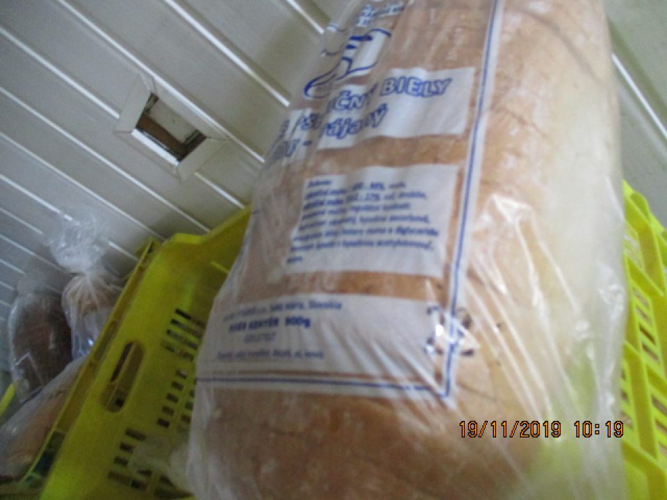 Výroba výrobku Chlieb pšeničný biely 900 g s nečitateľným označením dátumu minimálnej trvanlivosti.