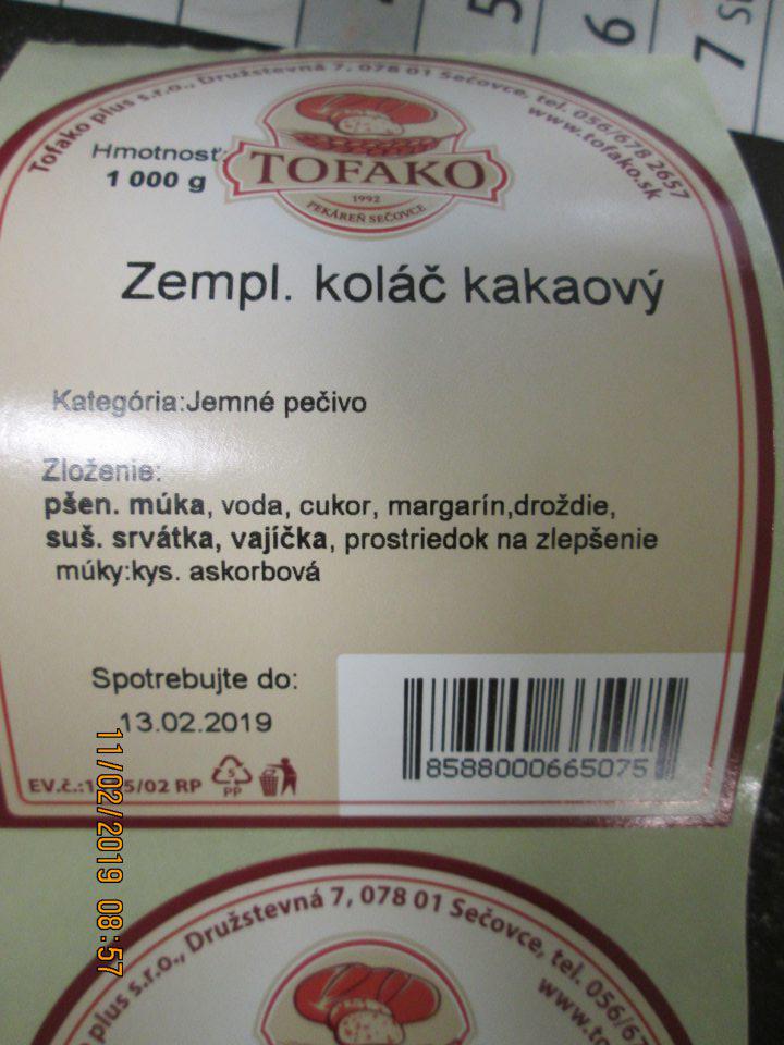 Zempl. koláč kakaový 1000 g - nedostatky v označení: chýba udaj zložka kakao, chýba údaj o osobitnom rastlinnom pôvode tukov, vajíčka uvedené v zložení výrobku sa nenachádzajú - výrobca používa VAJAMYL práškovú zmes nahrádzajúcu vajcia, v ktorej v zložení sa vajíčka nenachádzajú, pri údaji "spotrebujte do" chýbajú podmienky skladovania.