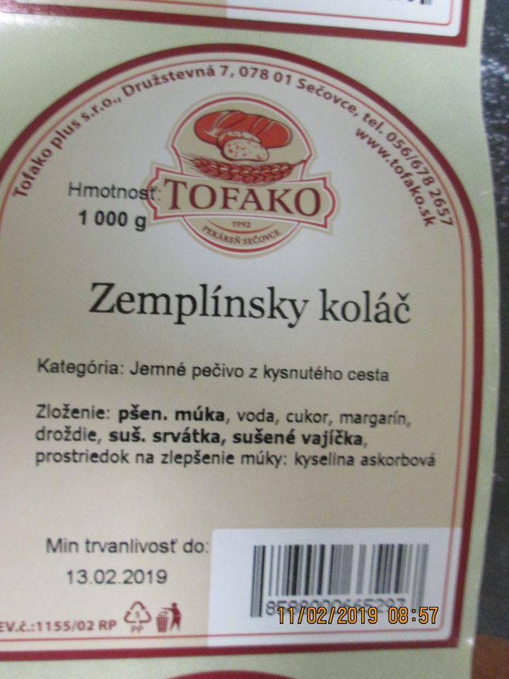 Zemplínsky koláč 1000 g - nedostatky v označení: chýba údaj o osobitnom rastlinnom pôvode tukov,  sušené vajíčka uvedené v zložení výrobku sa v receptúre nenachadzujú - výrobca používa VAJAMYL práškovú zmes nahrádzajúcu vajcia, v ktorej v zložení sa sušené vajcia nenachádzajú.