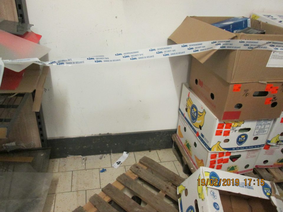 V zázemí prevádzky v skladovacích priestoroch v časti pri požiarnych dverách výskyt nečistôt, prachu útržkov papierov.