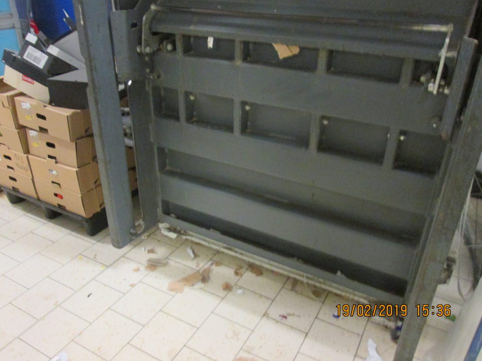 V zázemí prevádzky pri lisovacom zariadení výskyt cca tridsať kusov útržkov kartónov a papierov.