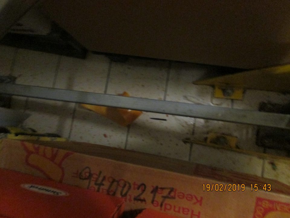 V zázemí prevádzky medzi regálmi v časti pri výlevke výskyt prachu, zvyškov fólie.