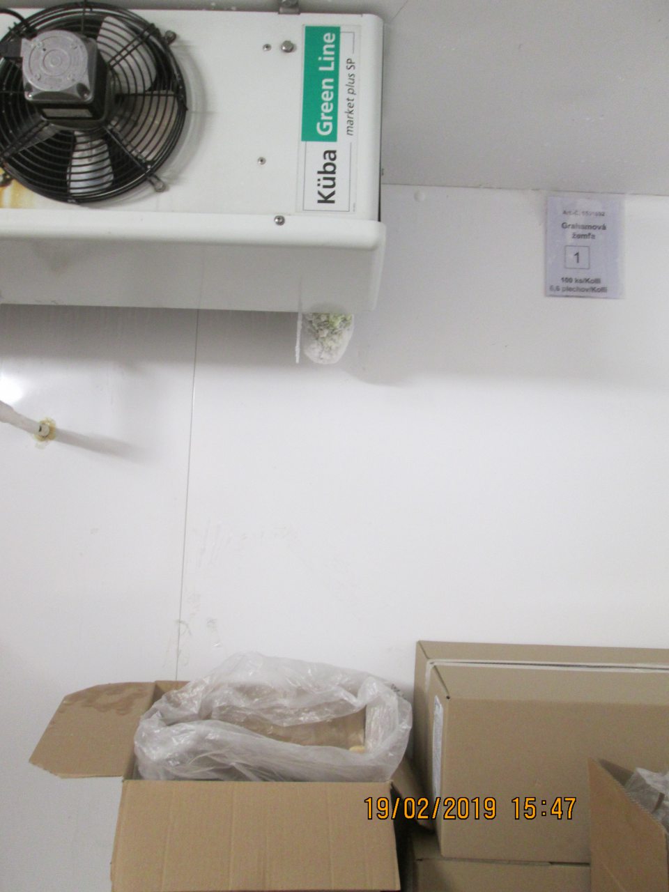 Výskyt námrazy na výparníku mraziaceho boxu, časť námrazy na palete, časť odpadávajúca na otvorené hlbokozmrazené polotovary, výparník s výskytom korózie.