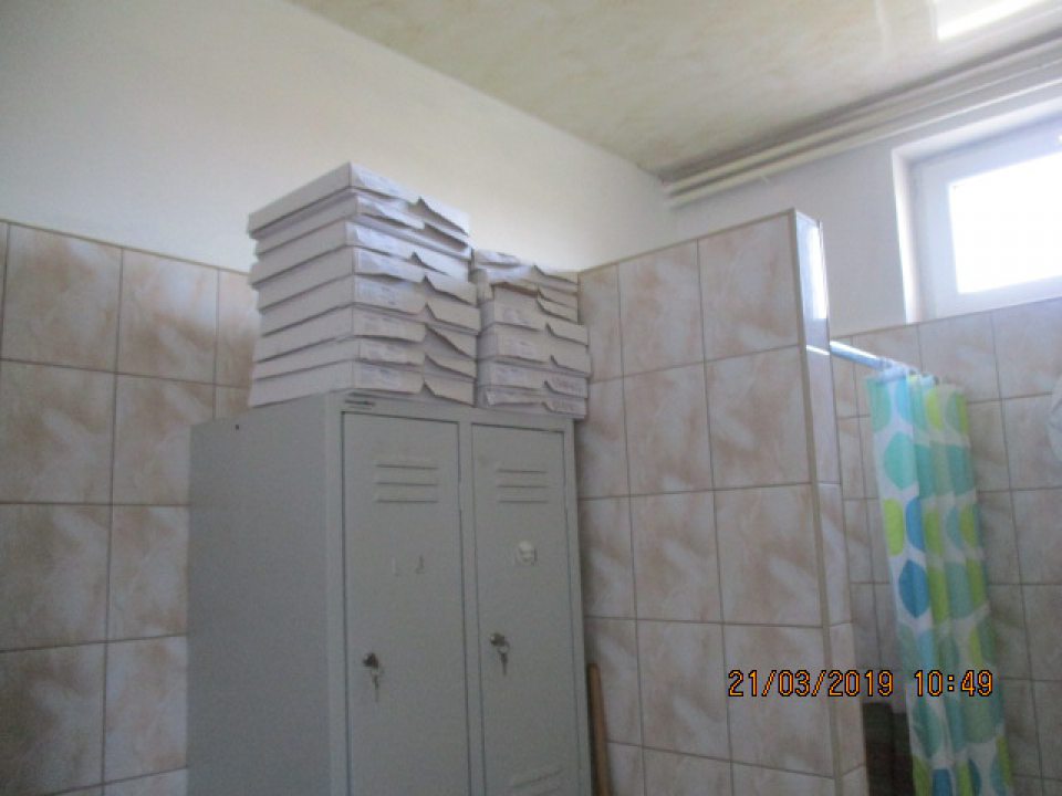 Uskladnené dekoračné ružičky po DMT v pánskej šatni.