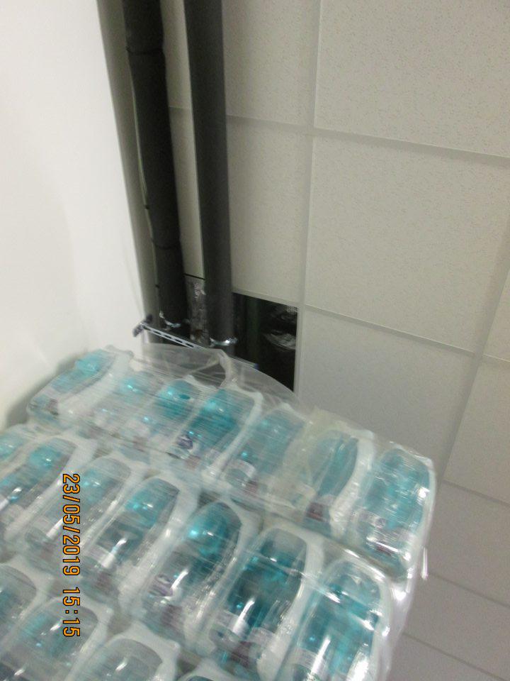 V zázemí prevádzky v skladovacích priestoroch chýbajúca stropná kocka v mieste montáže potrubí, ako aj oproti vstupu do skladovacích priestorov z predajne.