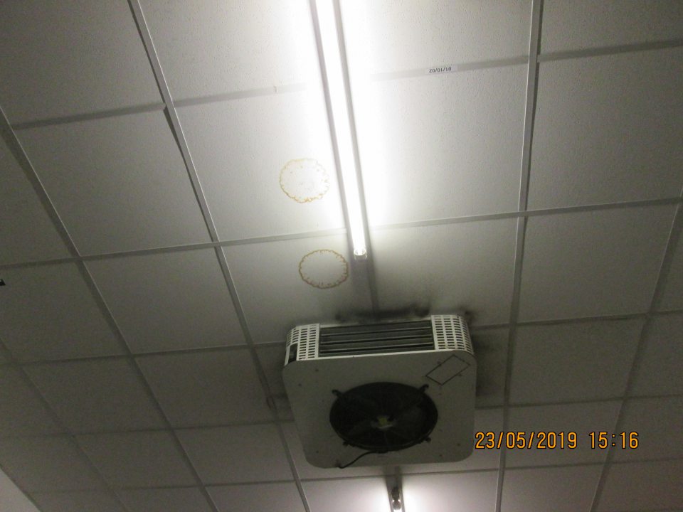 V zázemí prevádzky oproti vstupu do skladovacích priestorov z predajne zatečený strop na dvoch miestach pri klimatizačnom zariadení v rozsahu cca 20 cm x 20 cm a 30 cm x 15 cm.