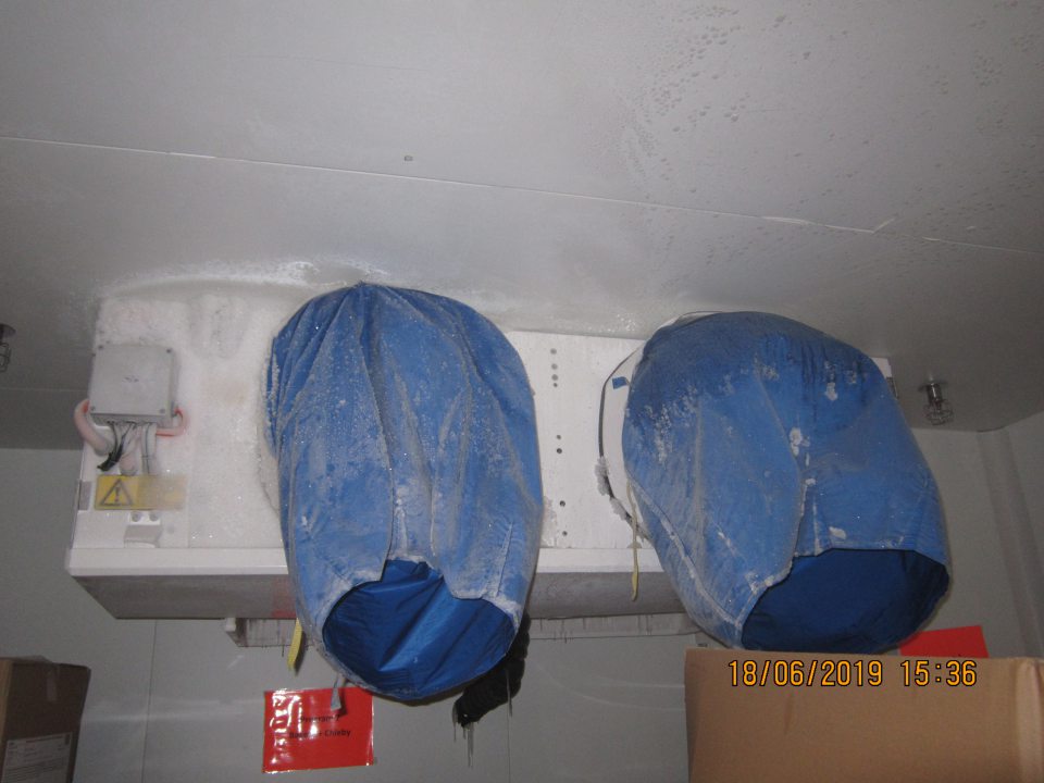 Výskyt námrazy mraziaceho boxu umiestneného na úseku so skladovanými hlbokozmrazenými pekárenskými polotovarmi.