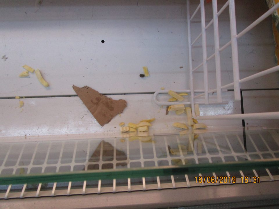 Výskyt nečistôt mraziaceho boxu slúžiaceho na uloženie zemiakových hranoliek, výskyt rozsypaných zemiakových hranoliek a zvyškov kartónového obalu.