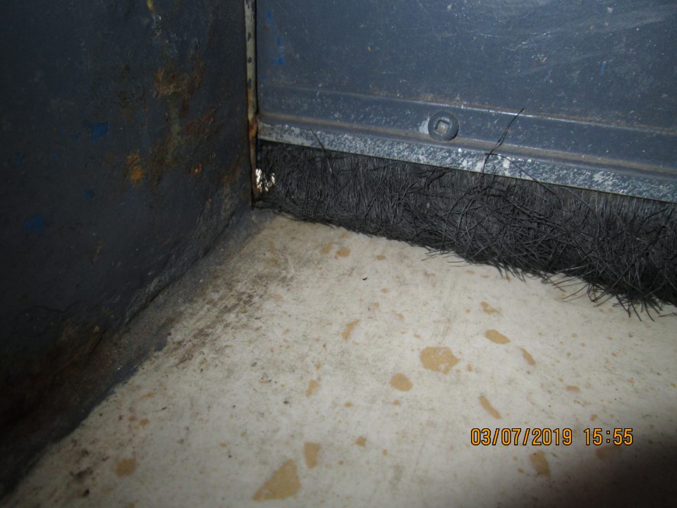 Nedostatočne utesnené dvere do vonkajšieho prostredia v zázemí prevádzky.