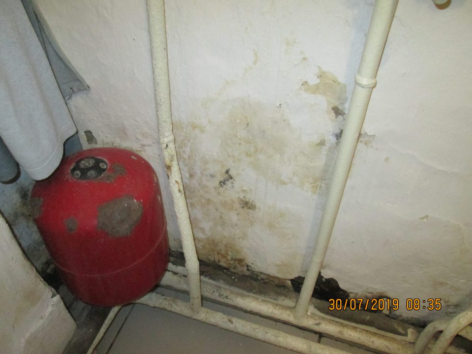  Zatečená stena s výskytom plesní v sprche - muži oproti vstupným dverám.