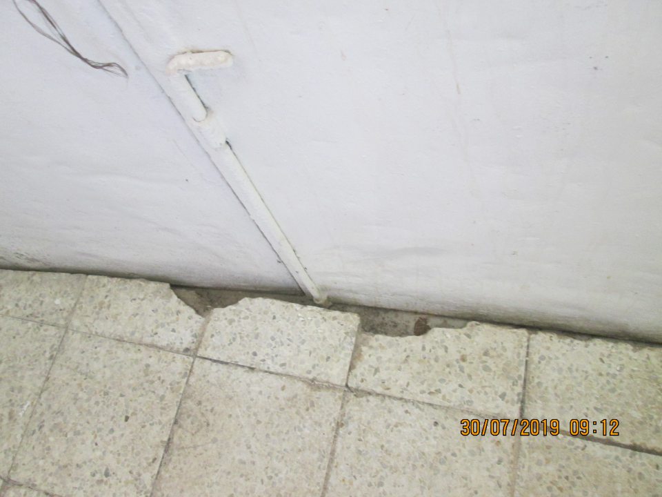 Výskyt výtlkov v dlažbe tesne pri veľkých kovových dverách - vstup do výrobne.