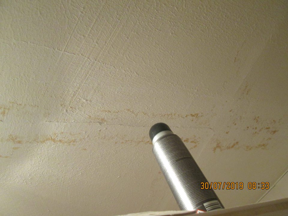  Zatečený strop v sprche - ženy. 