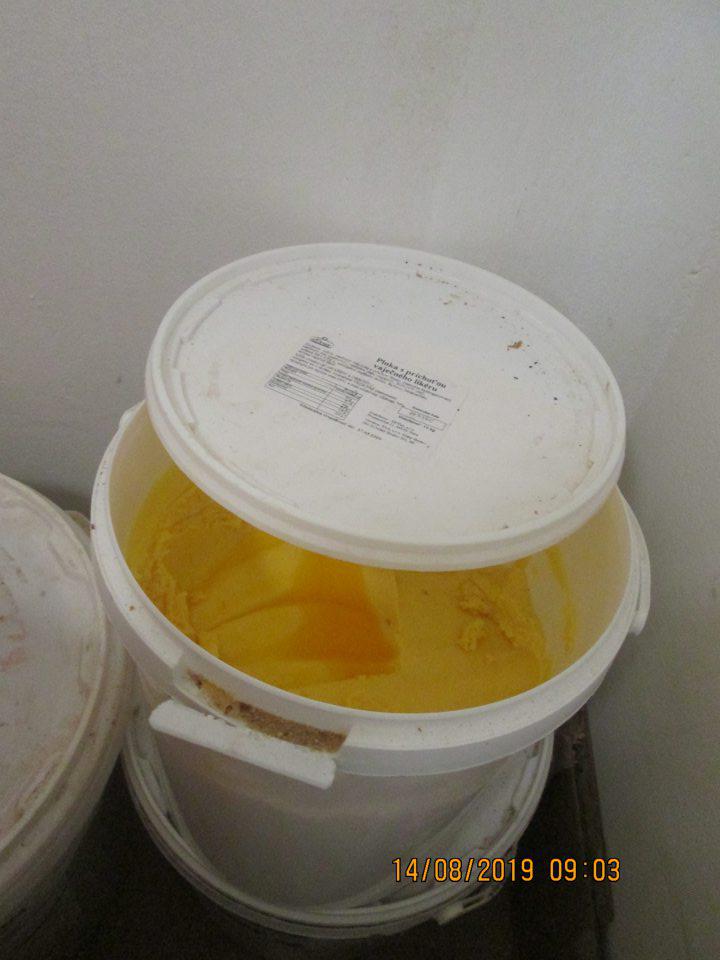 Spoločné uskladnenie surovín po dátume minimálnej trvanlivosti s vyhovujúcimi surovinami. 