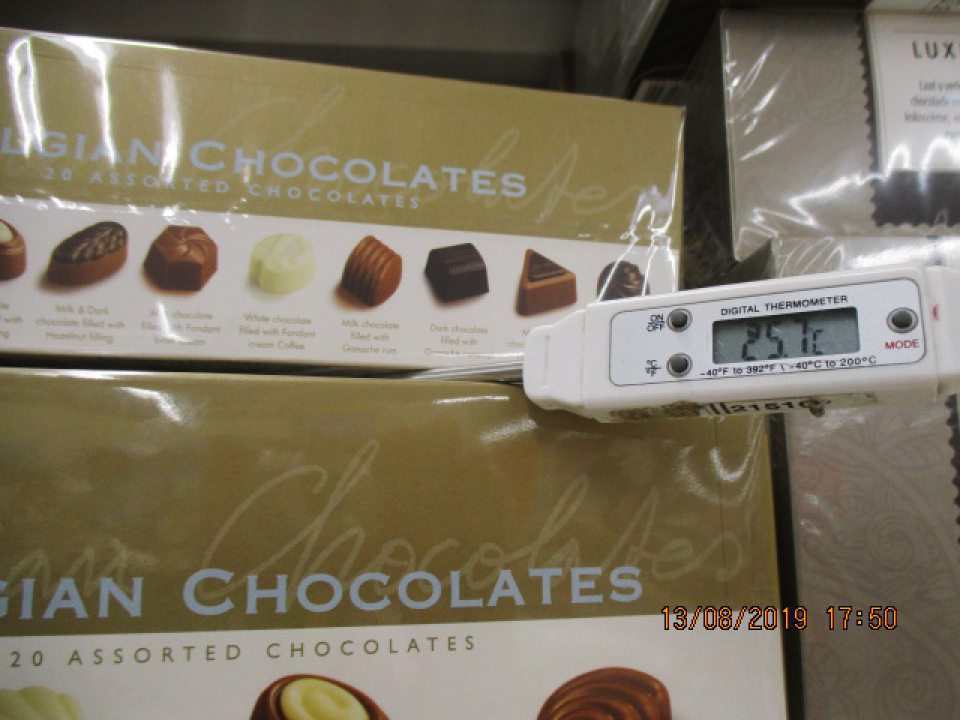 Nedodržanie podmienok skladovania deklarovaných výrobcom u čokoládových cukroviniek.