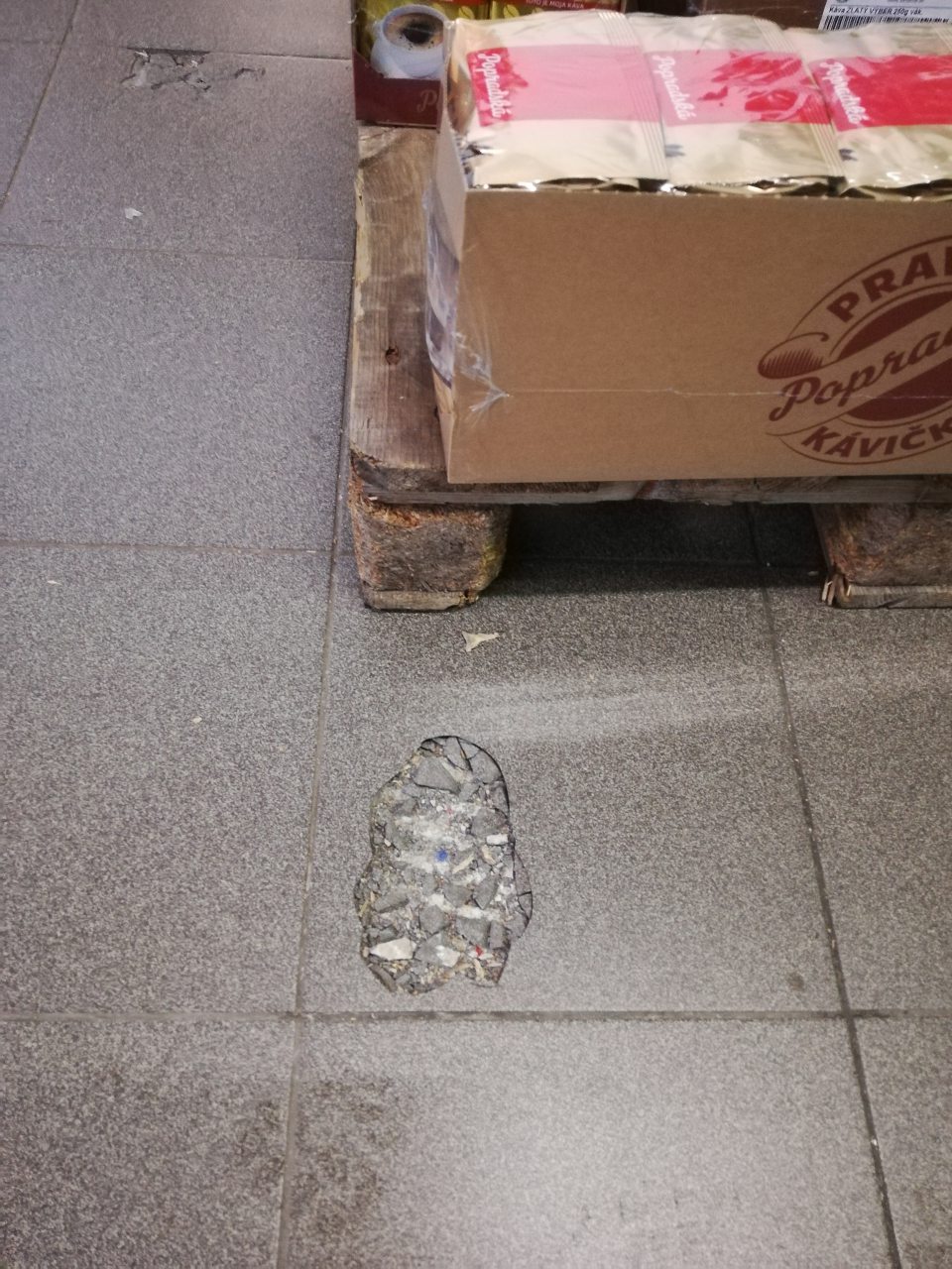 Vybité dlaždice v priestore predajnej plochy a skladových priestoroch prevádzky, dlažba nieje celistvá, nieje ľahko čistiteľná