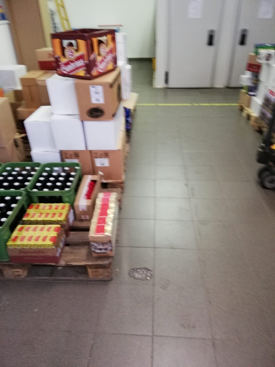 Vybité dlaždice v priestore predajnej plochy a skladových priestoroch prevádzky, dlažba nieje celistvá, nieje ľahko čistiteľná.