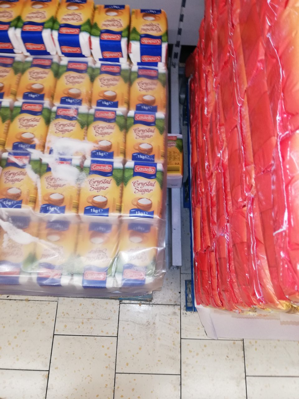 Na predajnej ploche je zistený vysypaný cukor a múka