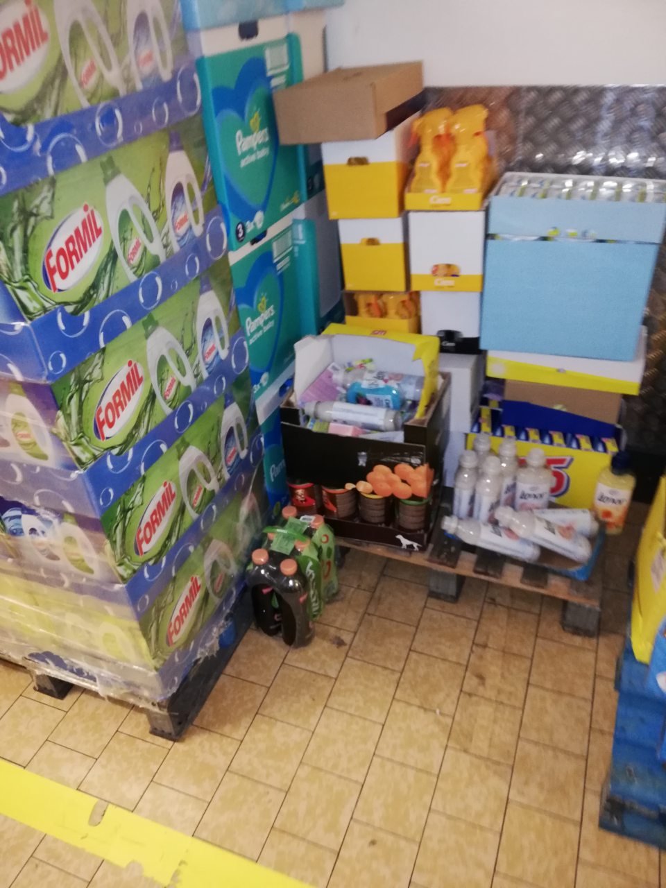 V skladových priestoroch prevádzkarne zistené spoločné skladovanie vzájomne nezlučiteľných druhov výrobkov