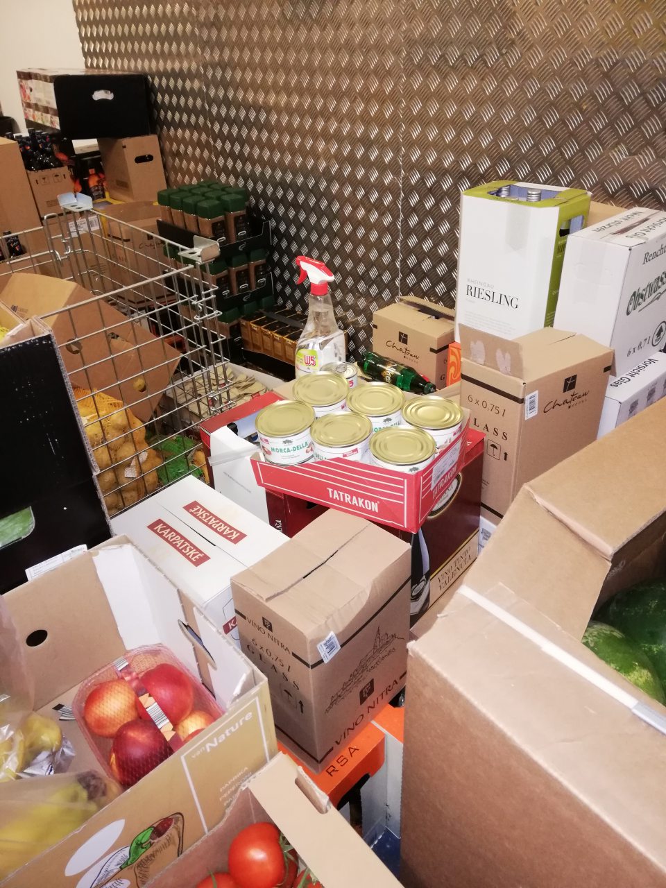 V skladových priestoroch prevádzkarne zistené spoločné skladovanie vzájomne nezlučiteľných druhov výrobkov