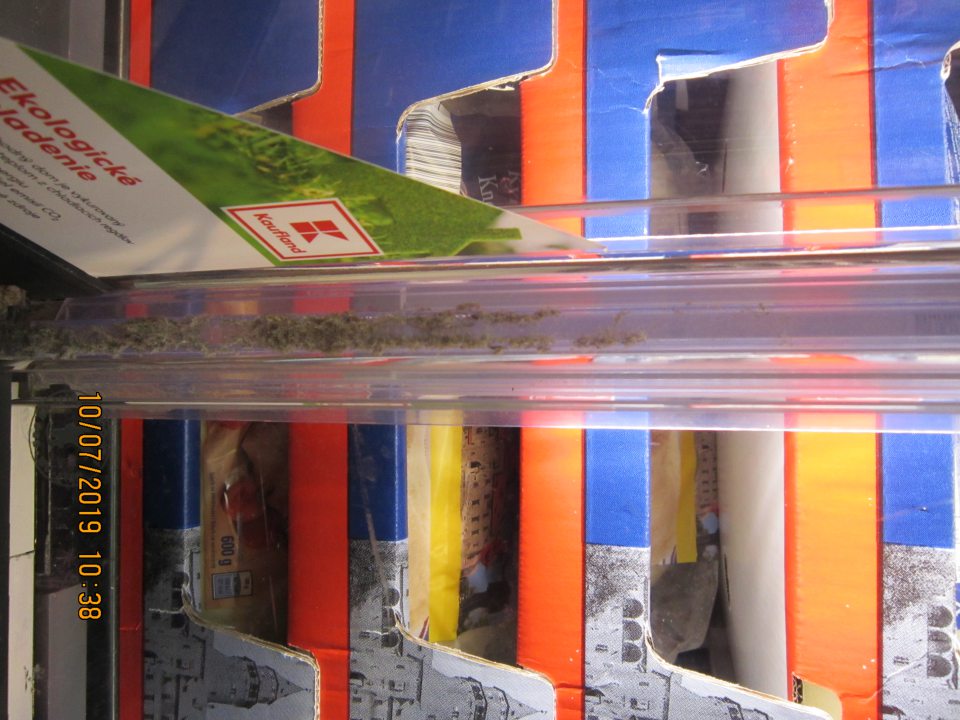 Hrubou vrstvou prachu znečistené rámy dverí chladiacich vitrín.  