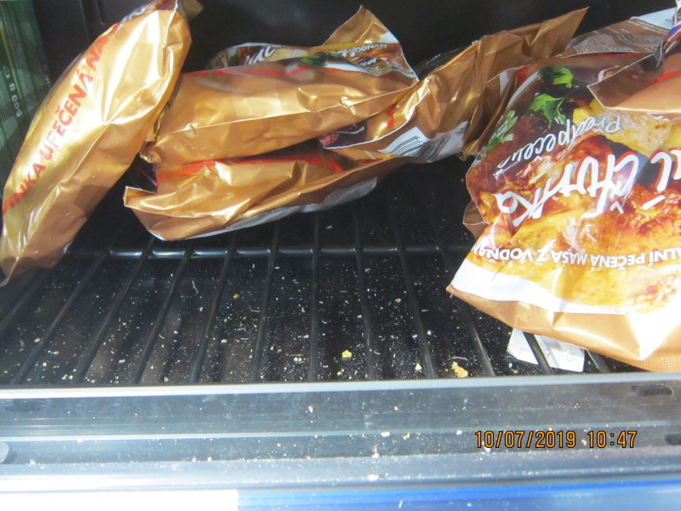 Drobnými nečistotami znečistené dno mraziaceho zariadenia. 