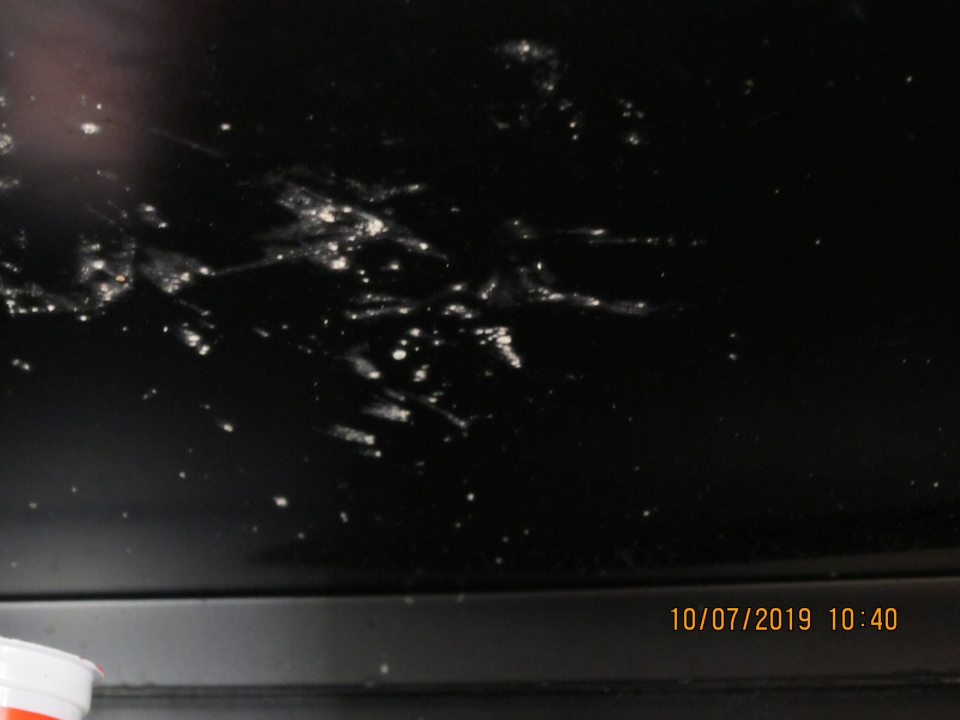 Zvyškami potravín znečistená chladiaca vitrína mliečnych výrobkov. 